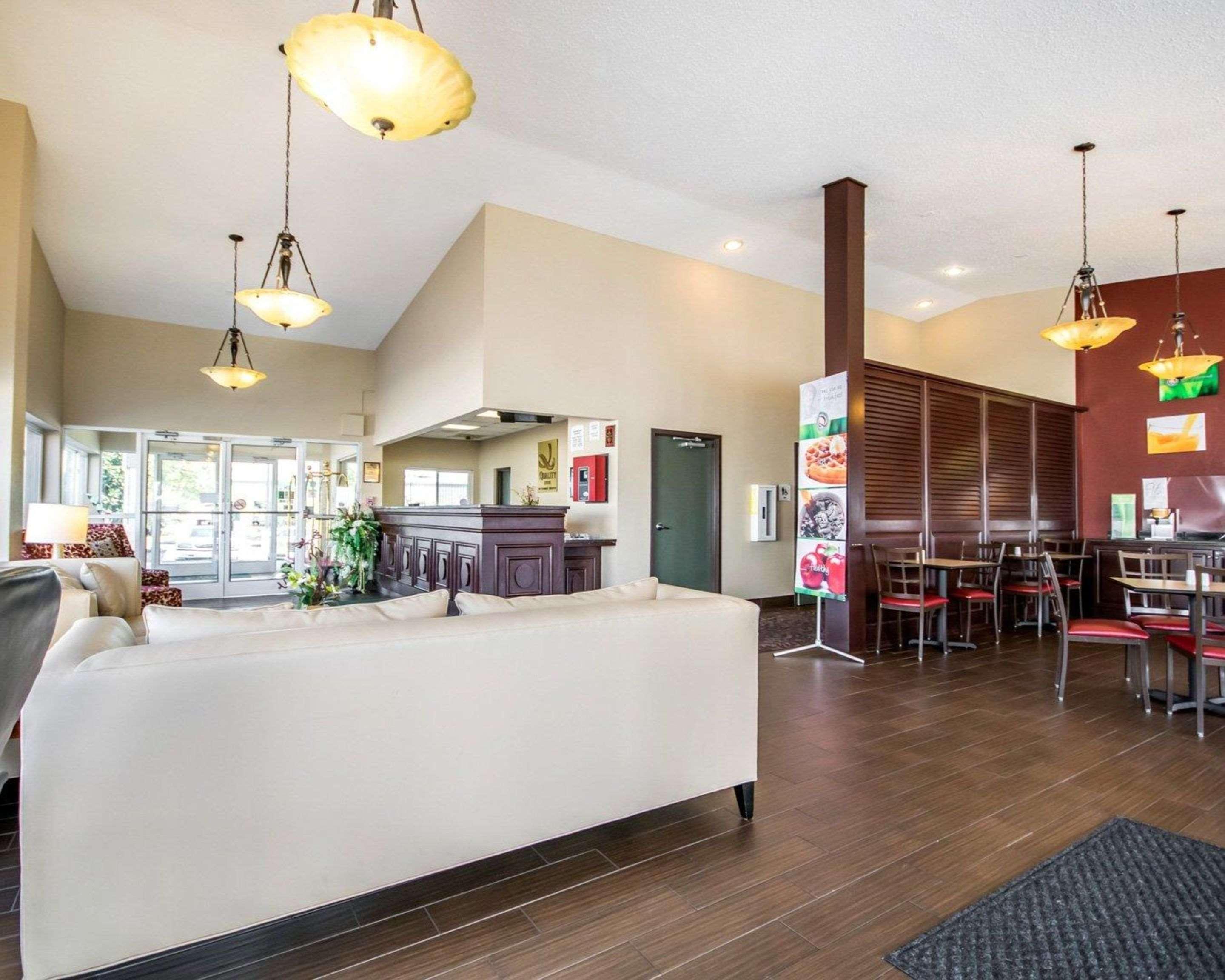Quality Inn & Suites Elizabethtown Exterior photo